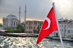 turkse vlag met haven op de achtergrond